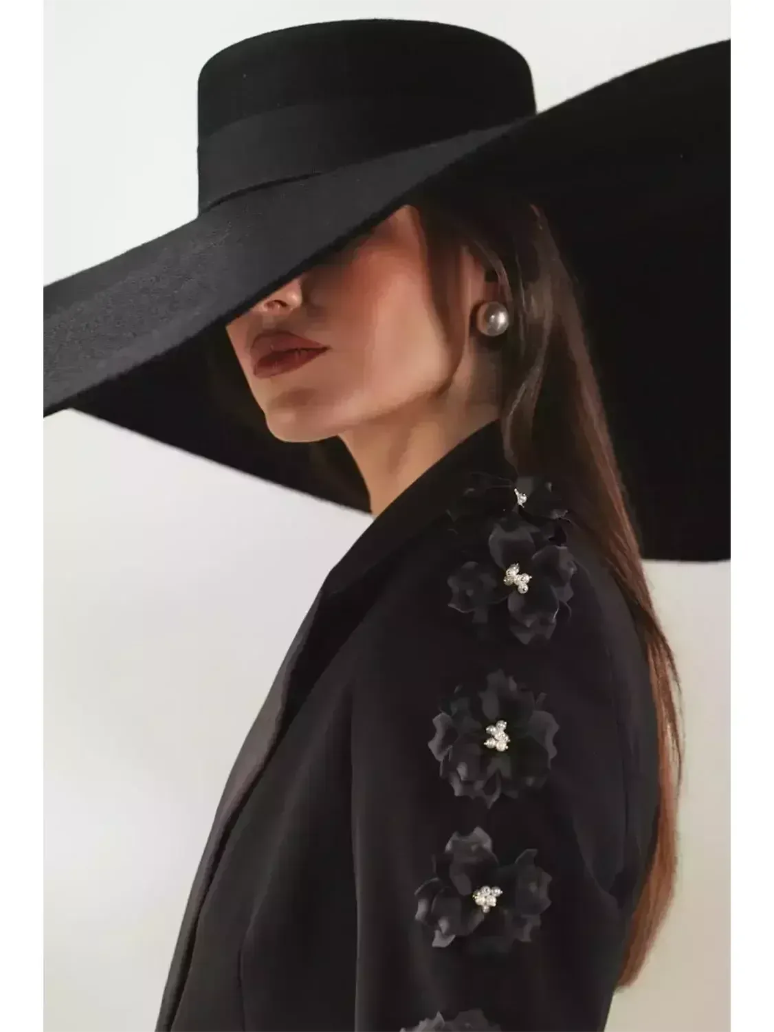 Black Floral-Applique Embellished Single-Breasted Blazer and High-Waist Pant Suit