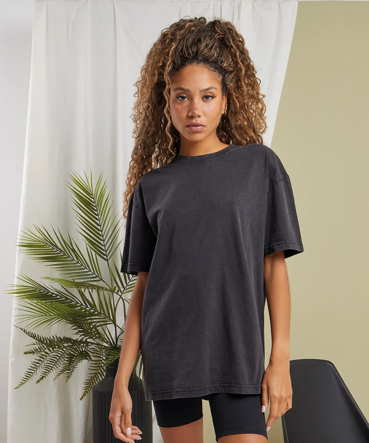 Black - Women’s oversized acid wash tee